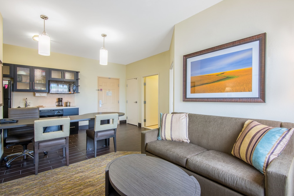 Candlewood Suites Jefferson City 38/52