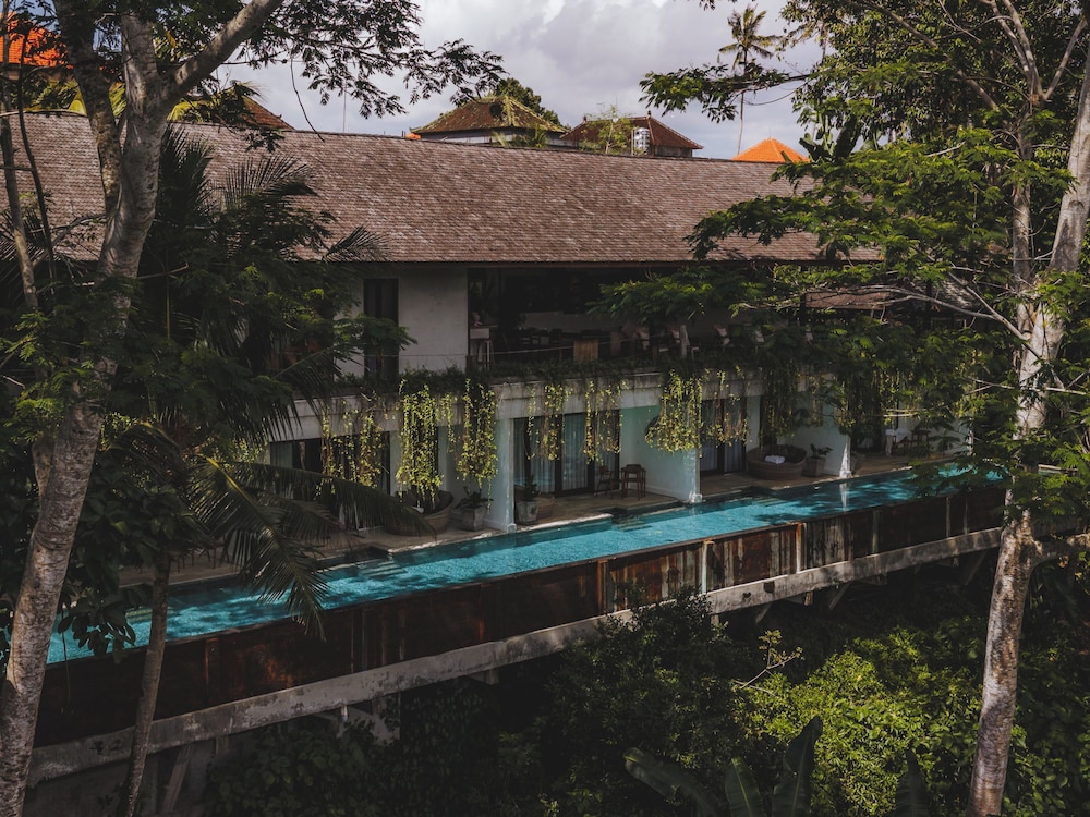 The Pandora Hotel 5/50