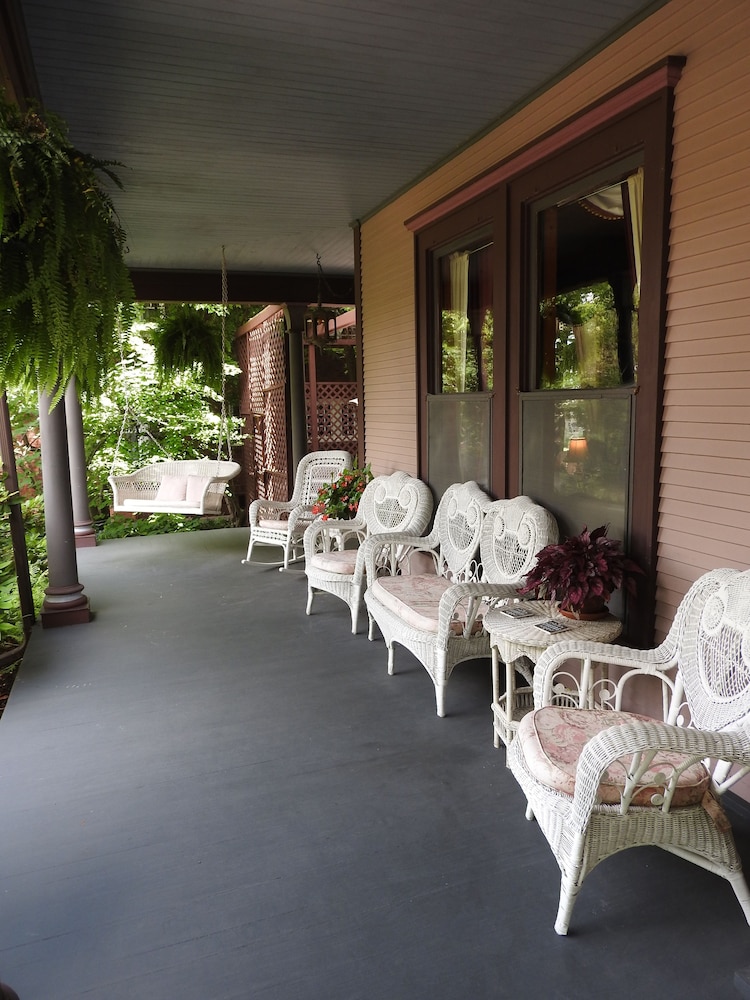 Champaign Garden Inn 25/50