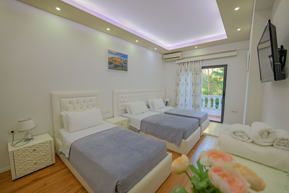 ROOM, TRIPLE, BALCONY