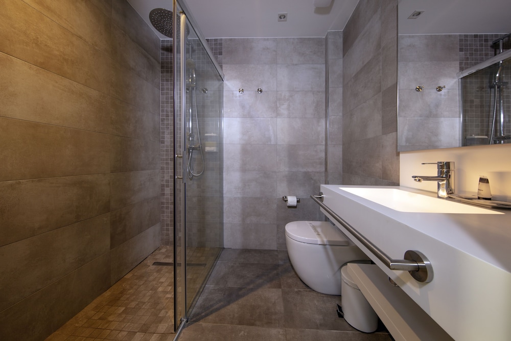 SUPERIOR, QUEEN BED, CITY VIEW, TERRACE