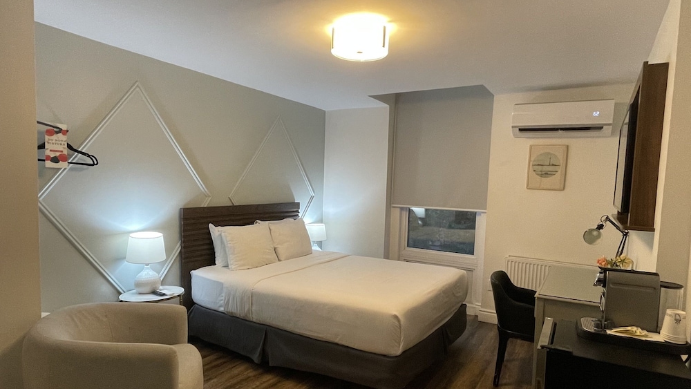 ROOM, QUEEN BED