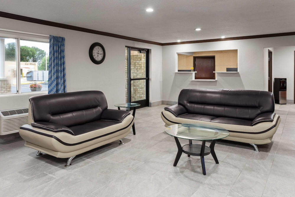 Days Inn & Suites by Wyndham Kaukauna WI 42/58