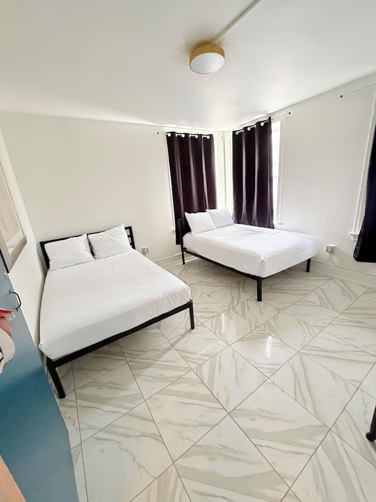 Adrian Hotel 31/66