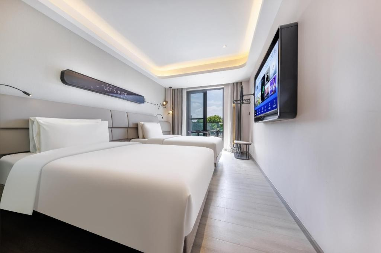 Shanghai National Convention and Exhibition Center Zhuguang Road Qingju Hotel 14/18