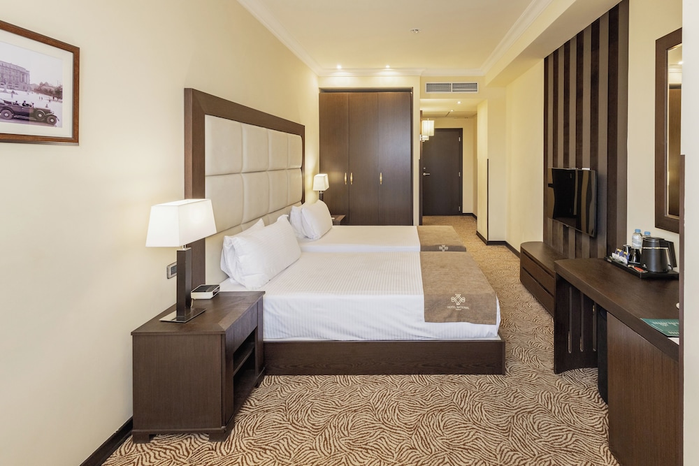 DELUXE, DOUBLE OR TWIN BED