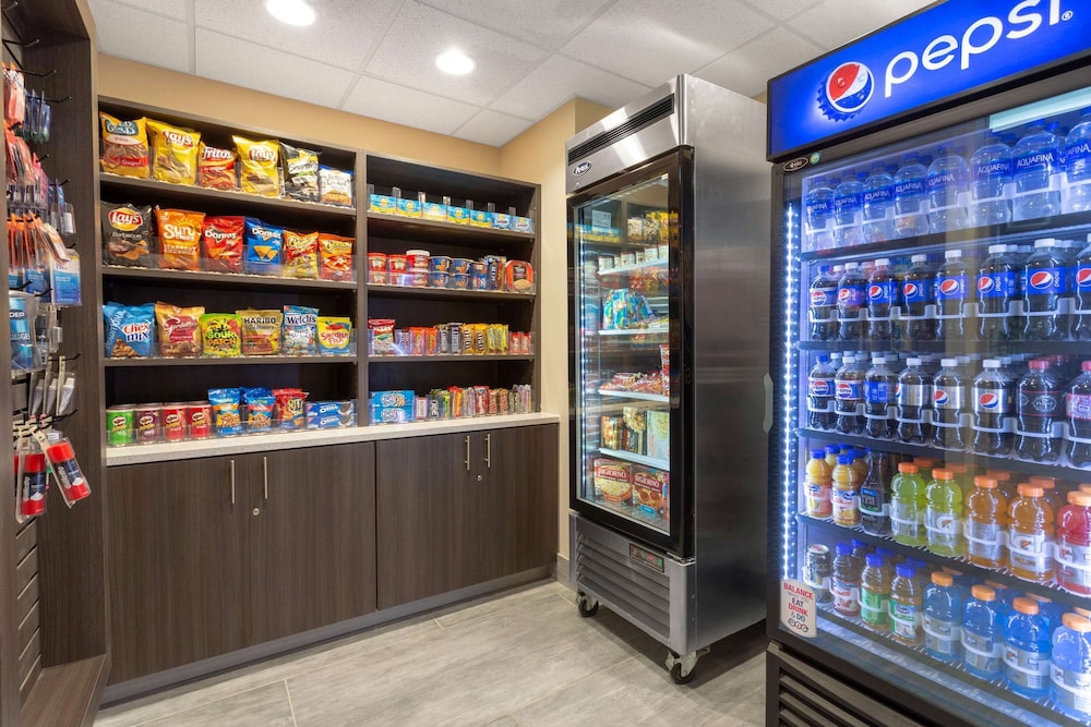 La Quinta Inn & Suites by Wyndham Wichita Airport 6/56