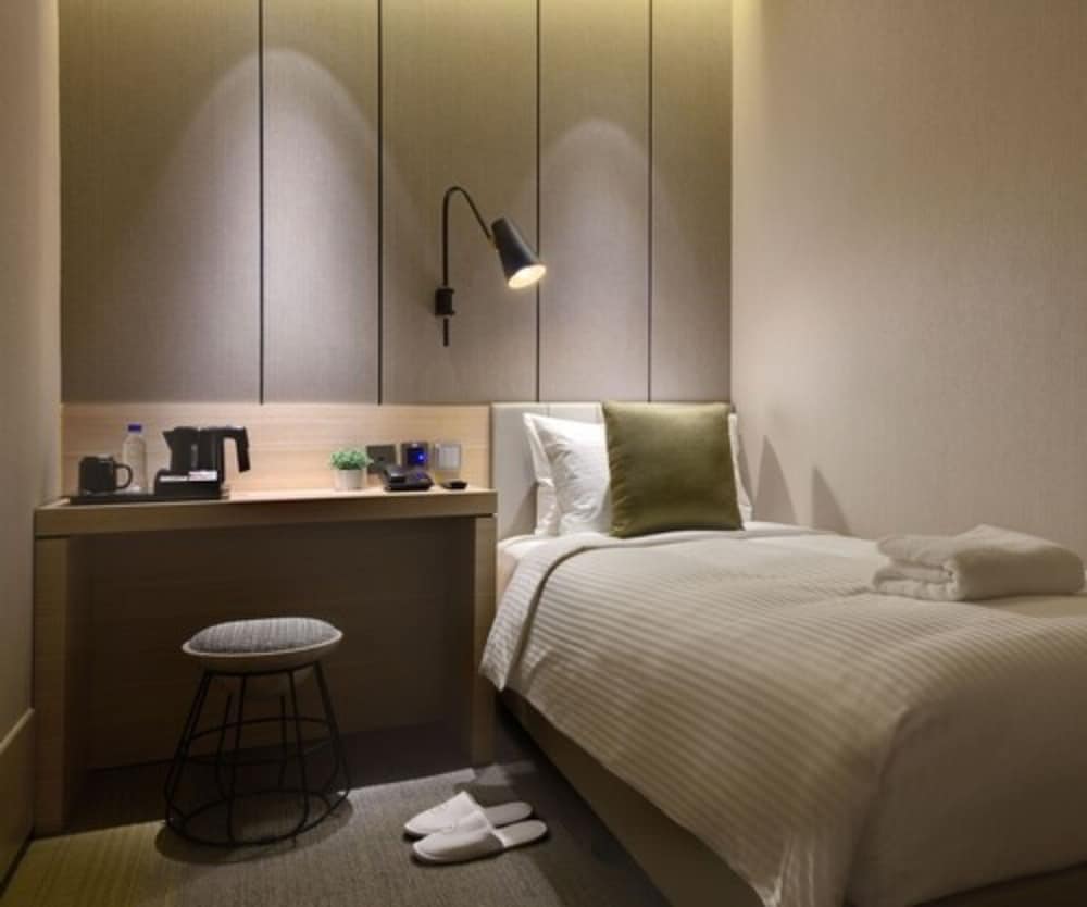 SOLO, SHARED BATHROOM