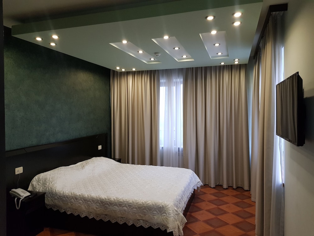 Grand Hills Hotel 11/50