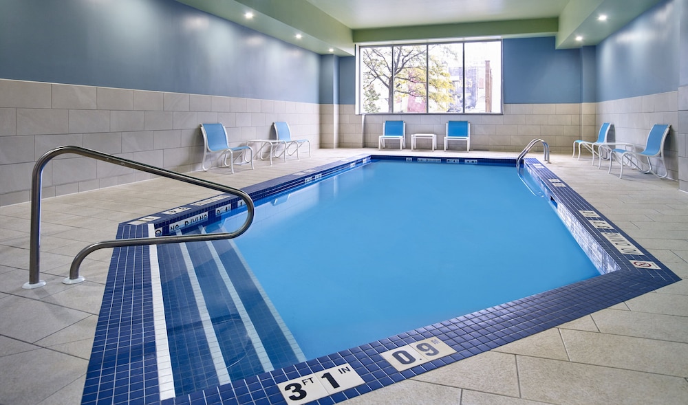 Holiday Inn Express Windsor Waterfront 9/77