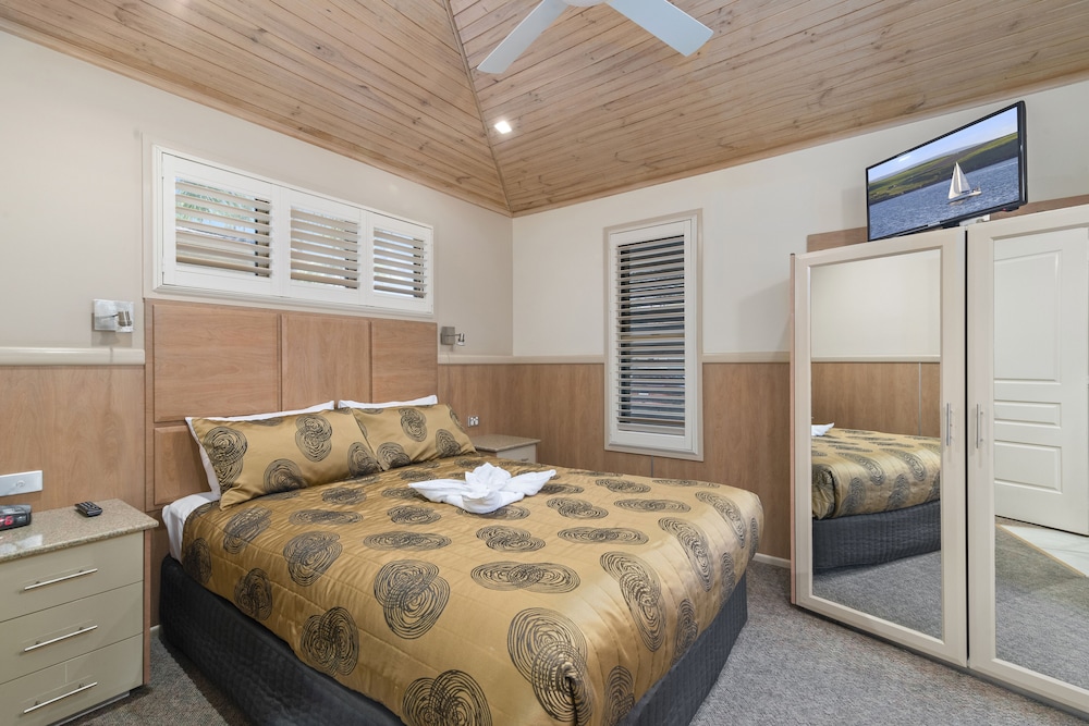 RAINFOREST, RETREAT
