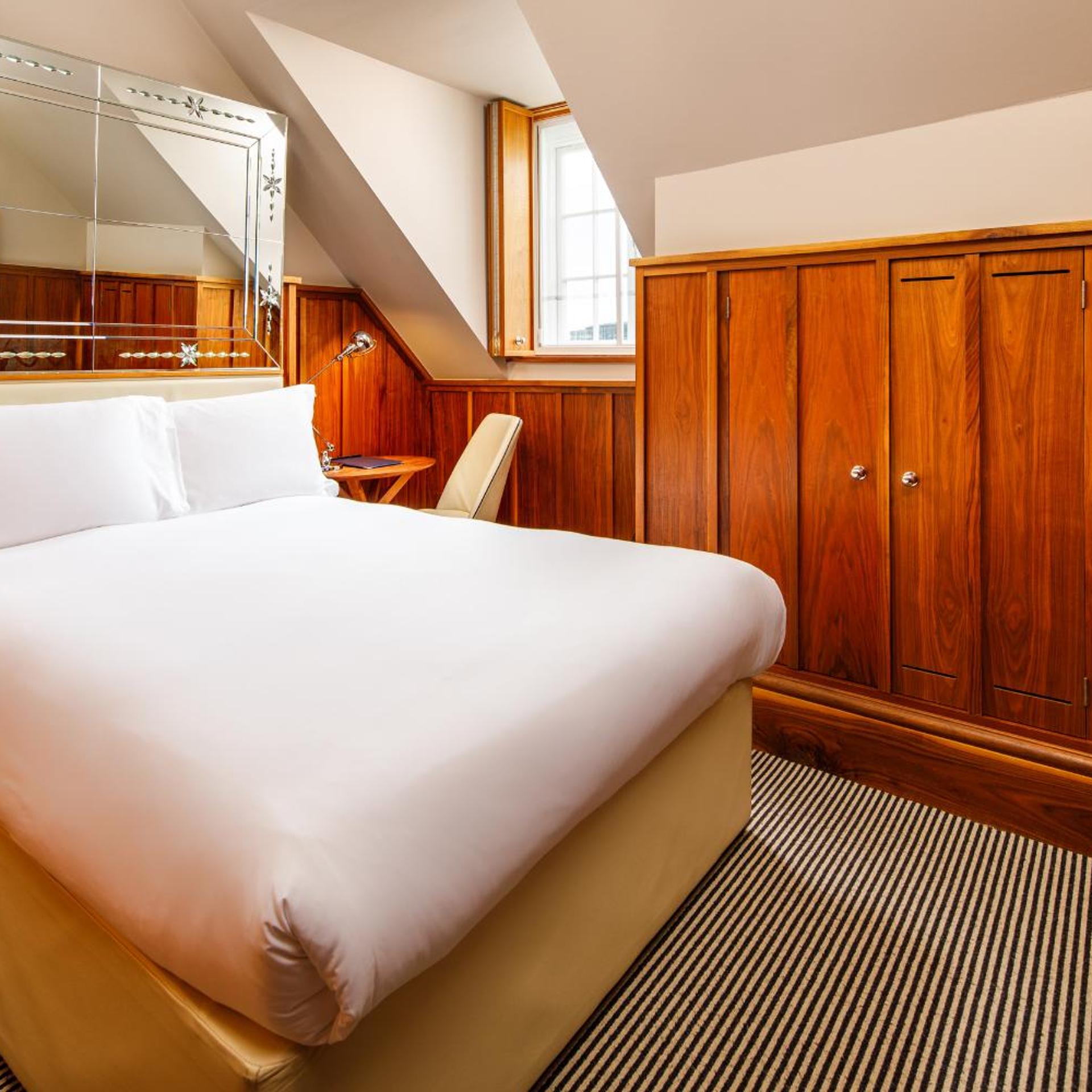 Edwardian, Queen Bed, High Floor