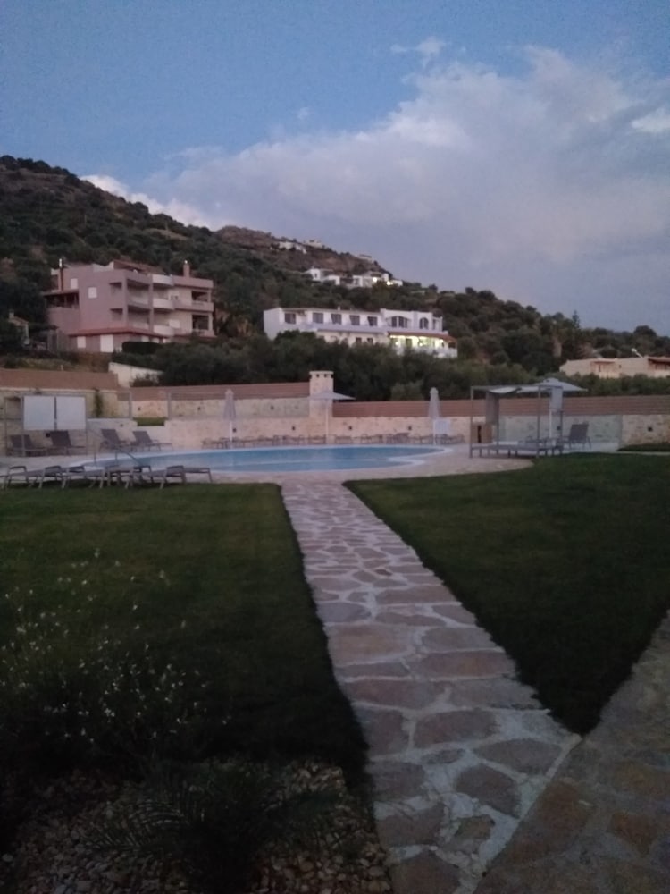 Belvedere Apartments & Spa 65/71