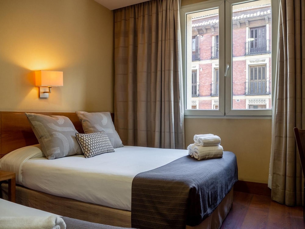 Sterling Hotel 13/34