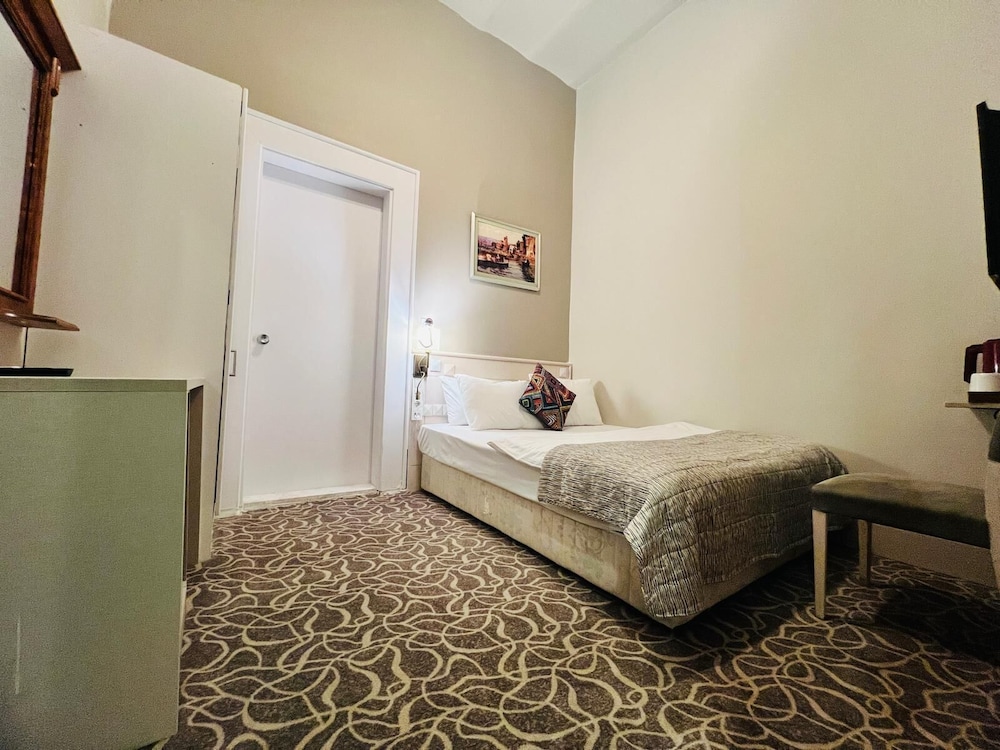 ECONOMY, QUEEN BED, NO WINDOW