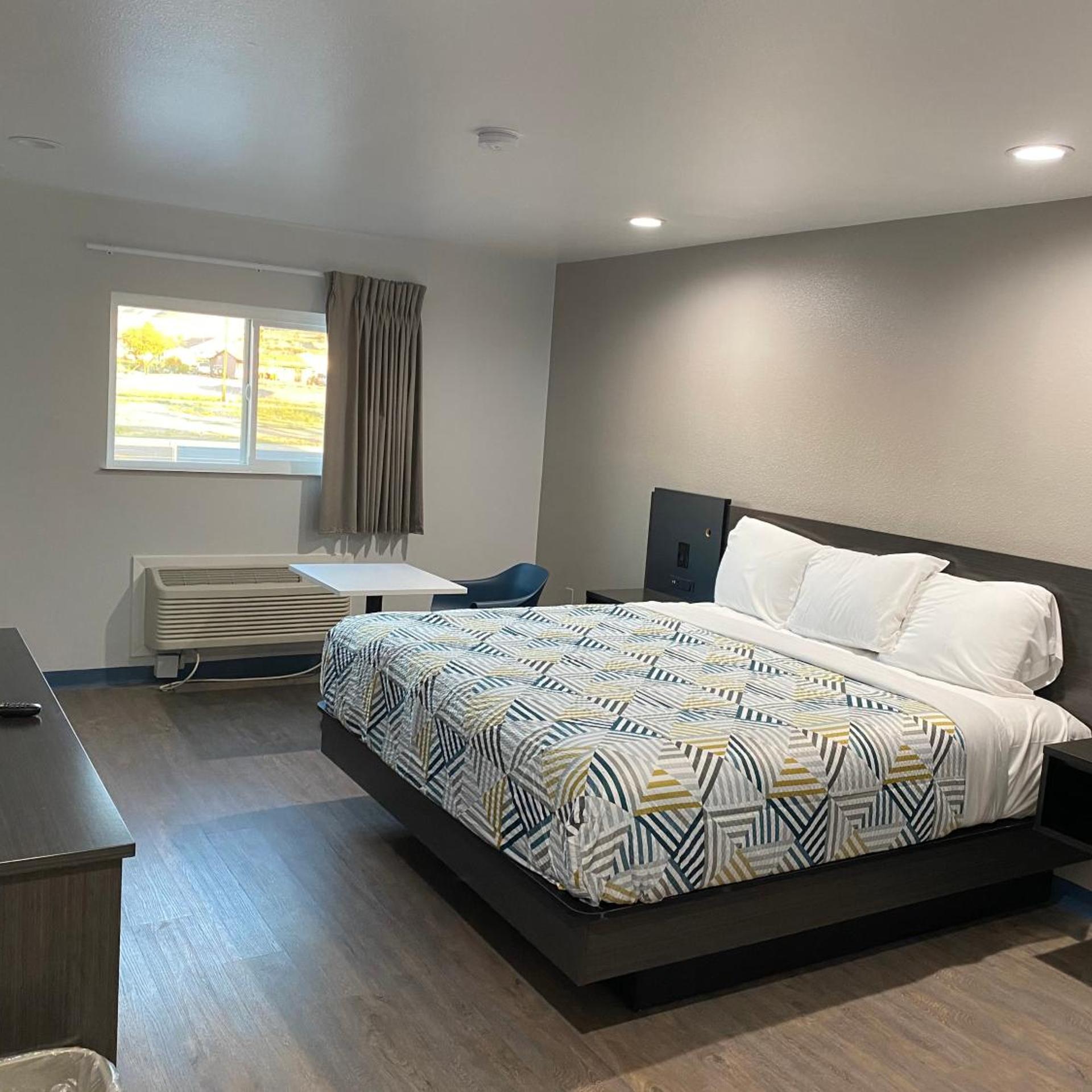 1 King Bed - Mob Acc RI Shwr Nsmk Micfridg