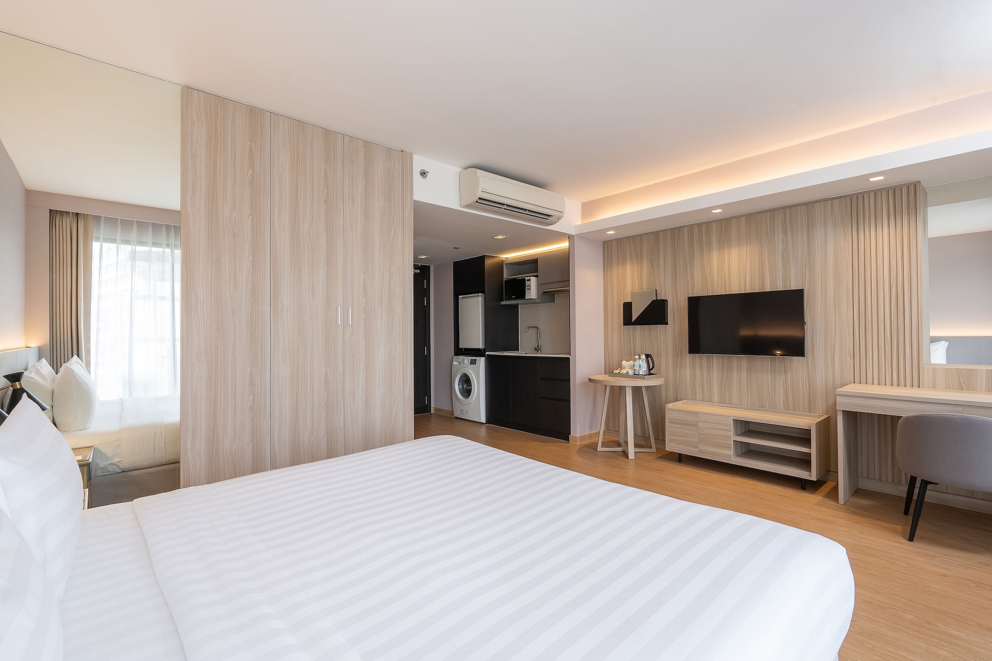 GRAND, DELUXE, KING BED