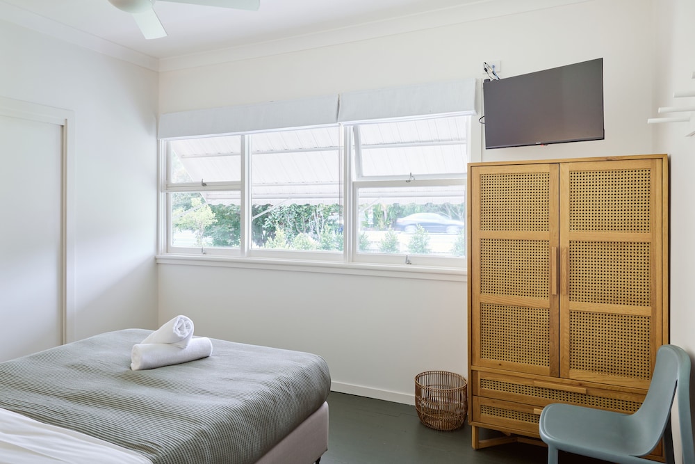 Sunset, Bungalow, 3 Queen Beds