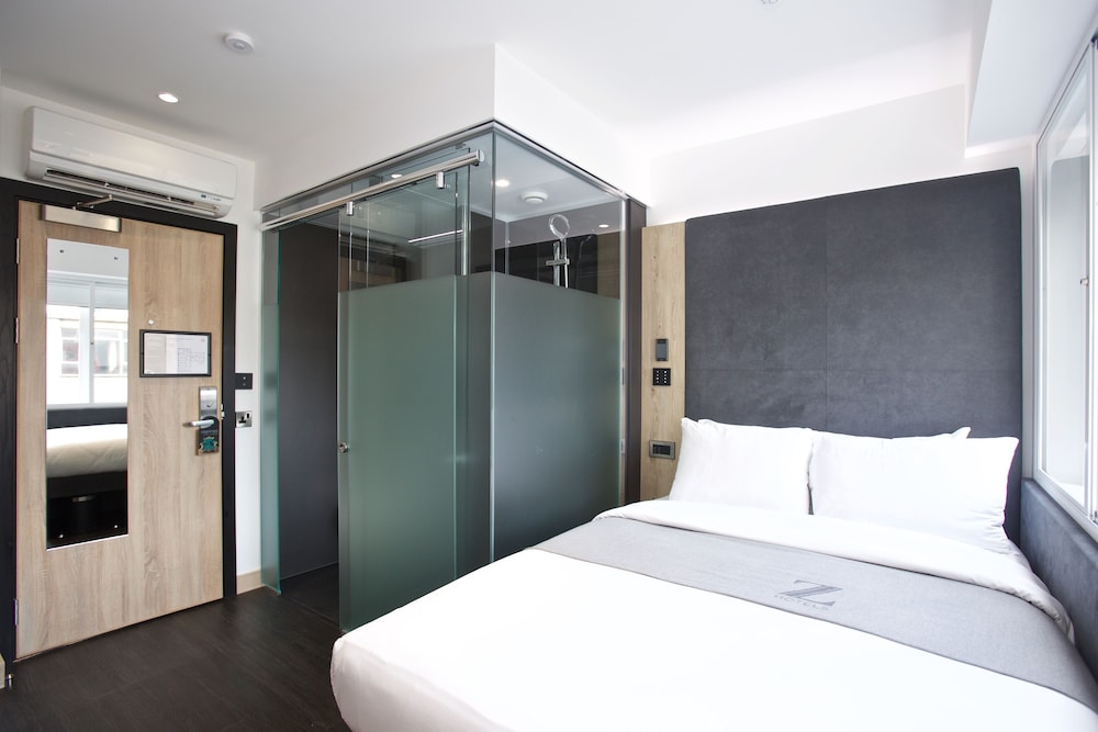 ROOM, QUEEN BED