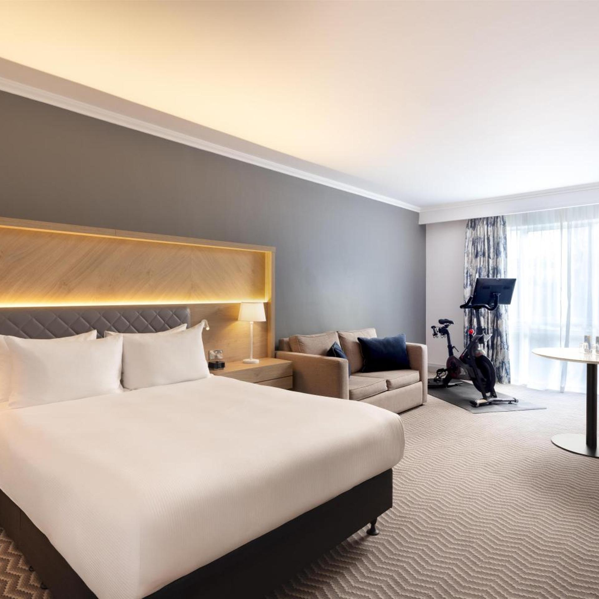 Five Feet to Fitness, Queen Bed