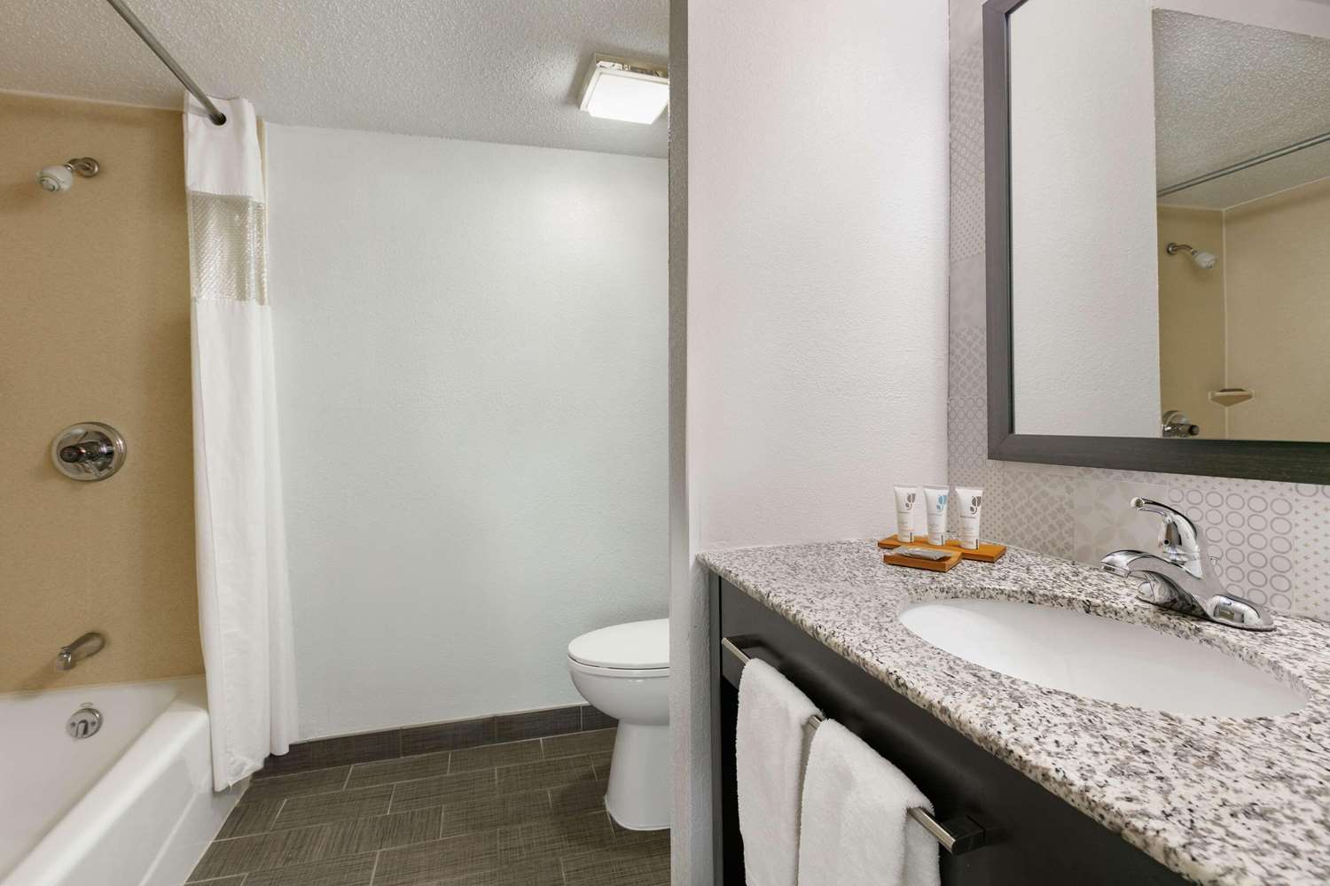 Country Inn & Suites by Radisson, Roanoke Rapids, NC 13/14