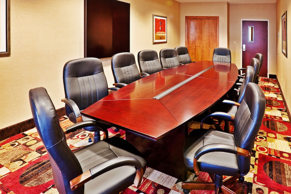 Holiday Inn Express Hotel And Suites Bartlesville 32/35