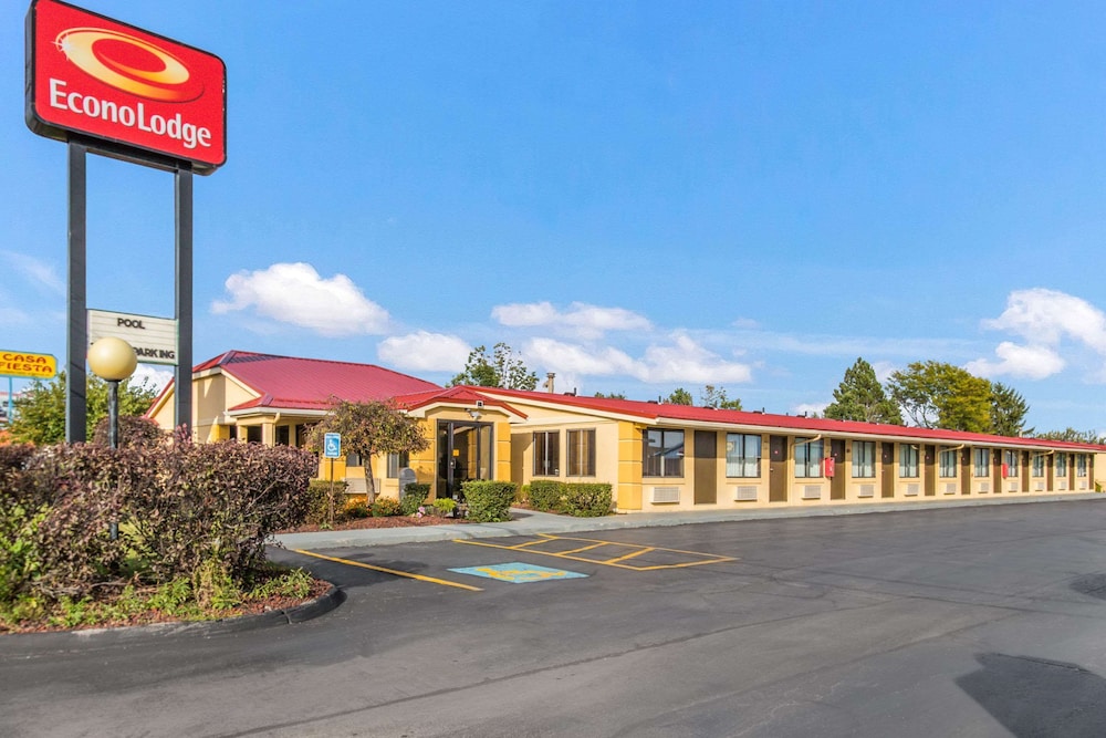 Econo Lodge Norwalk 26/28