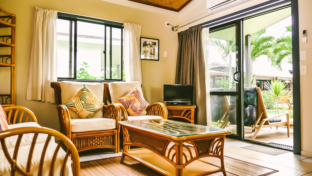 Muri Beach Resort 34/75