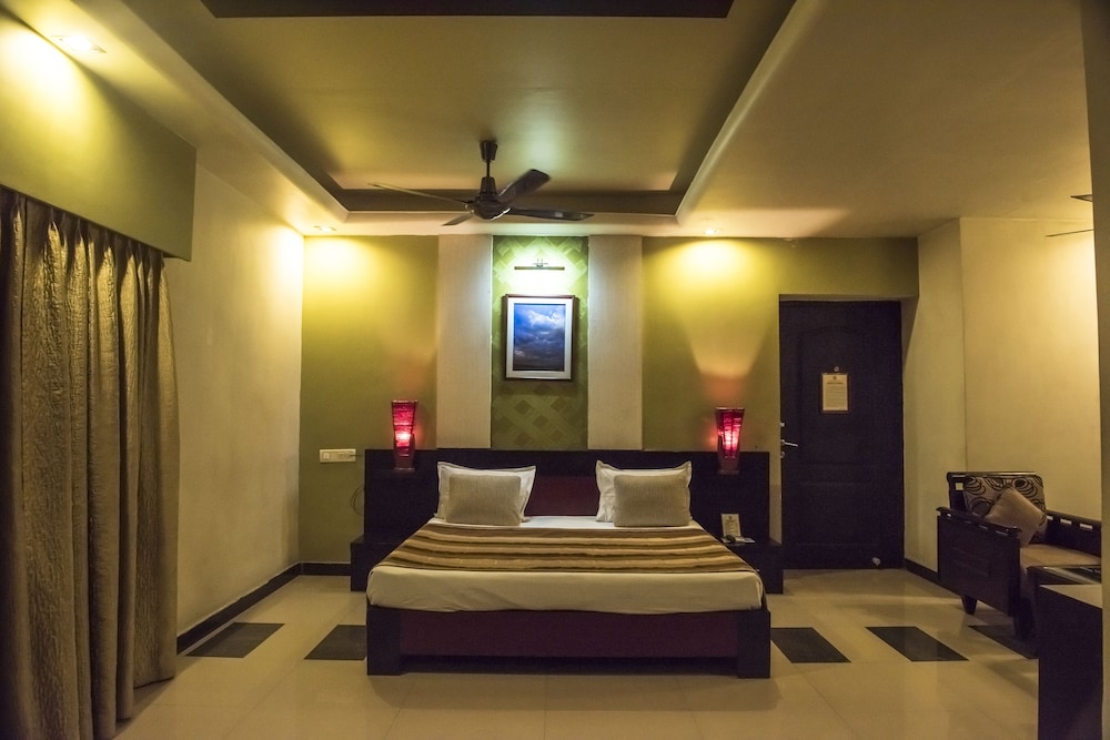 Hotel Pushpak 40/74