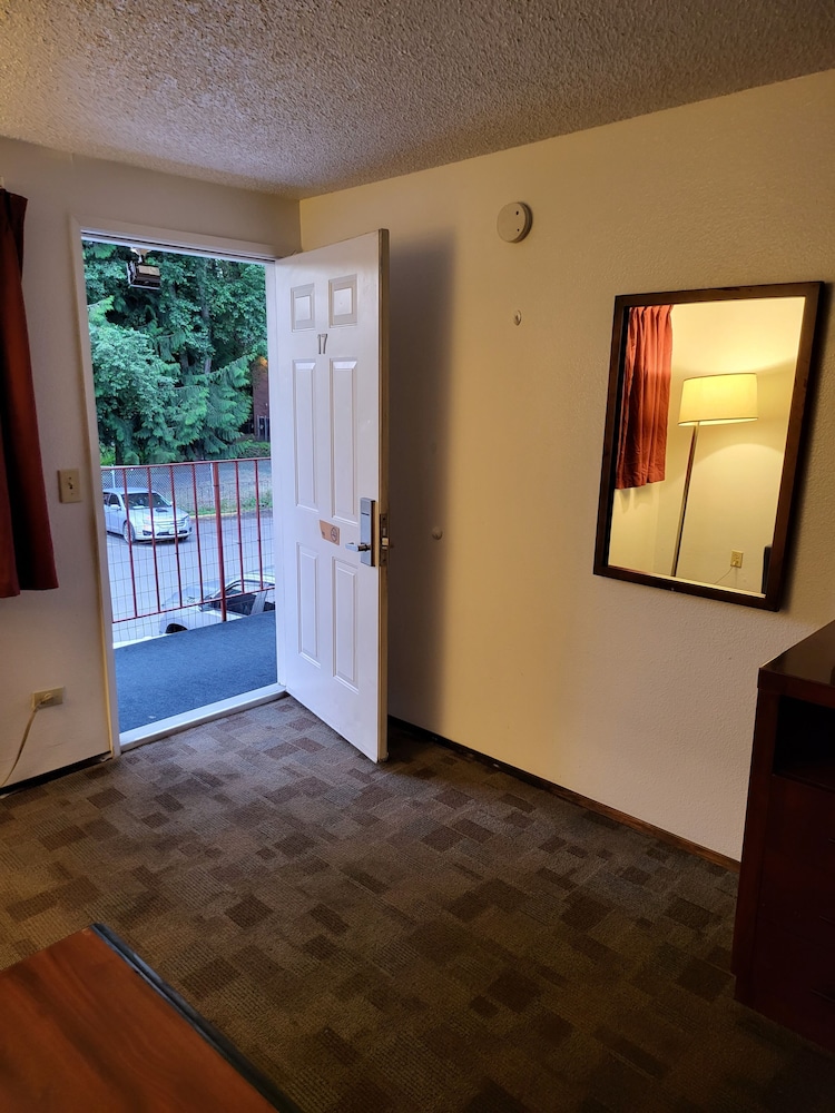 Smokey Point Motor Inn 47/69