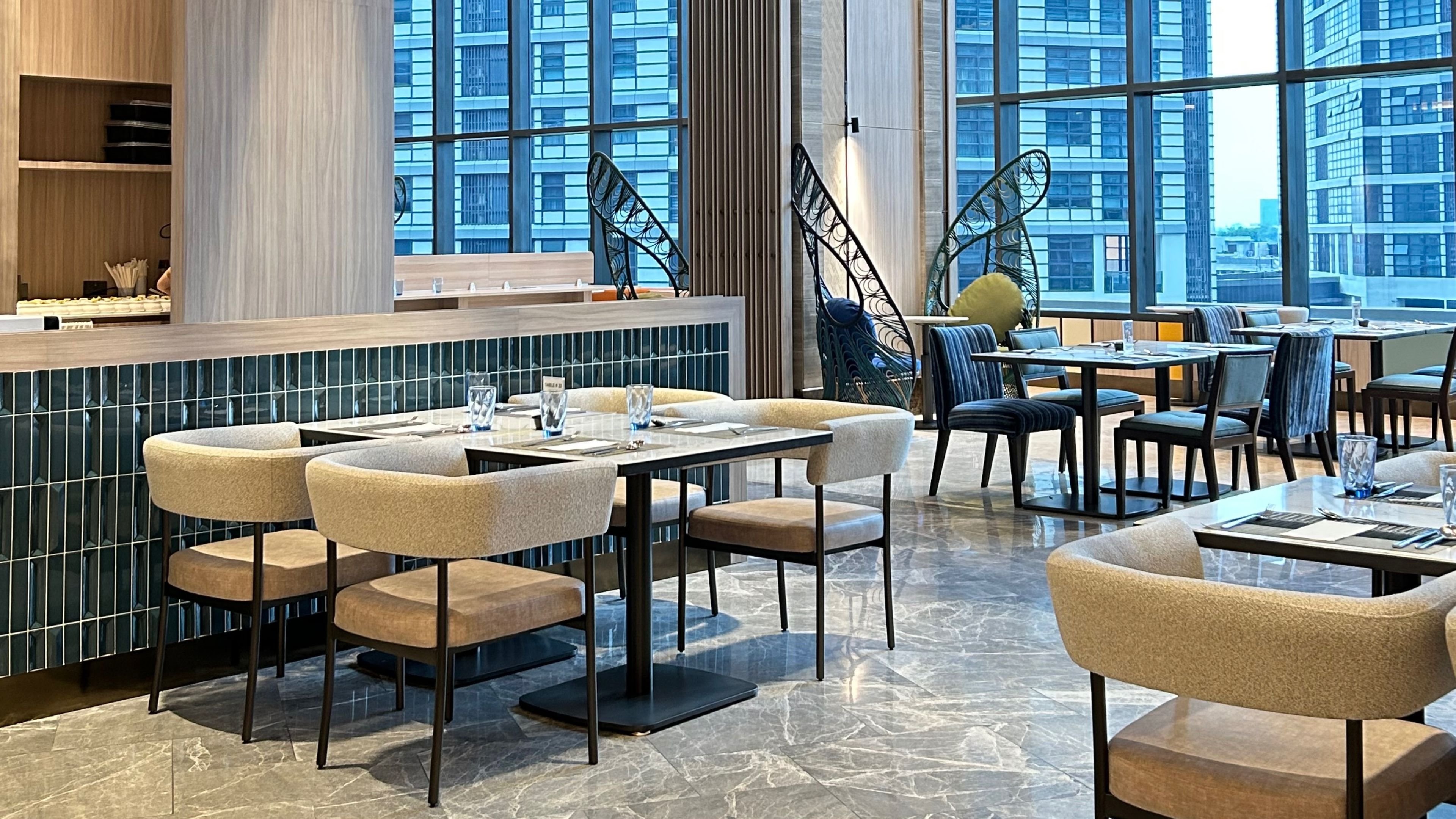 Holiday Inn & Suites Makati 63/75