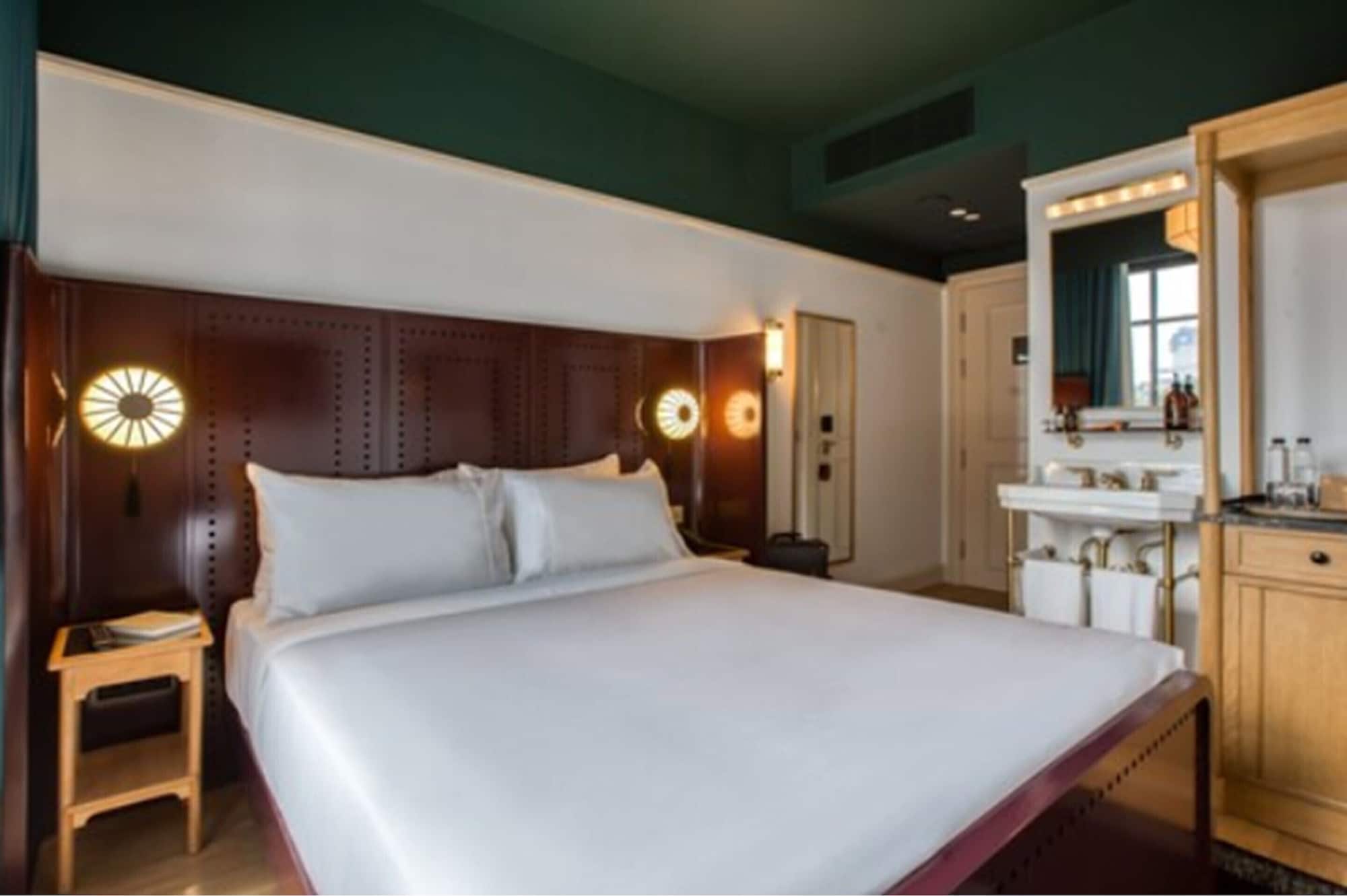 Room, Queen Bed, Den
