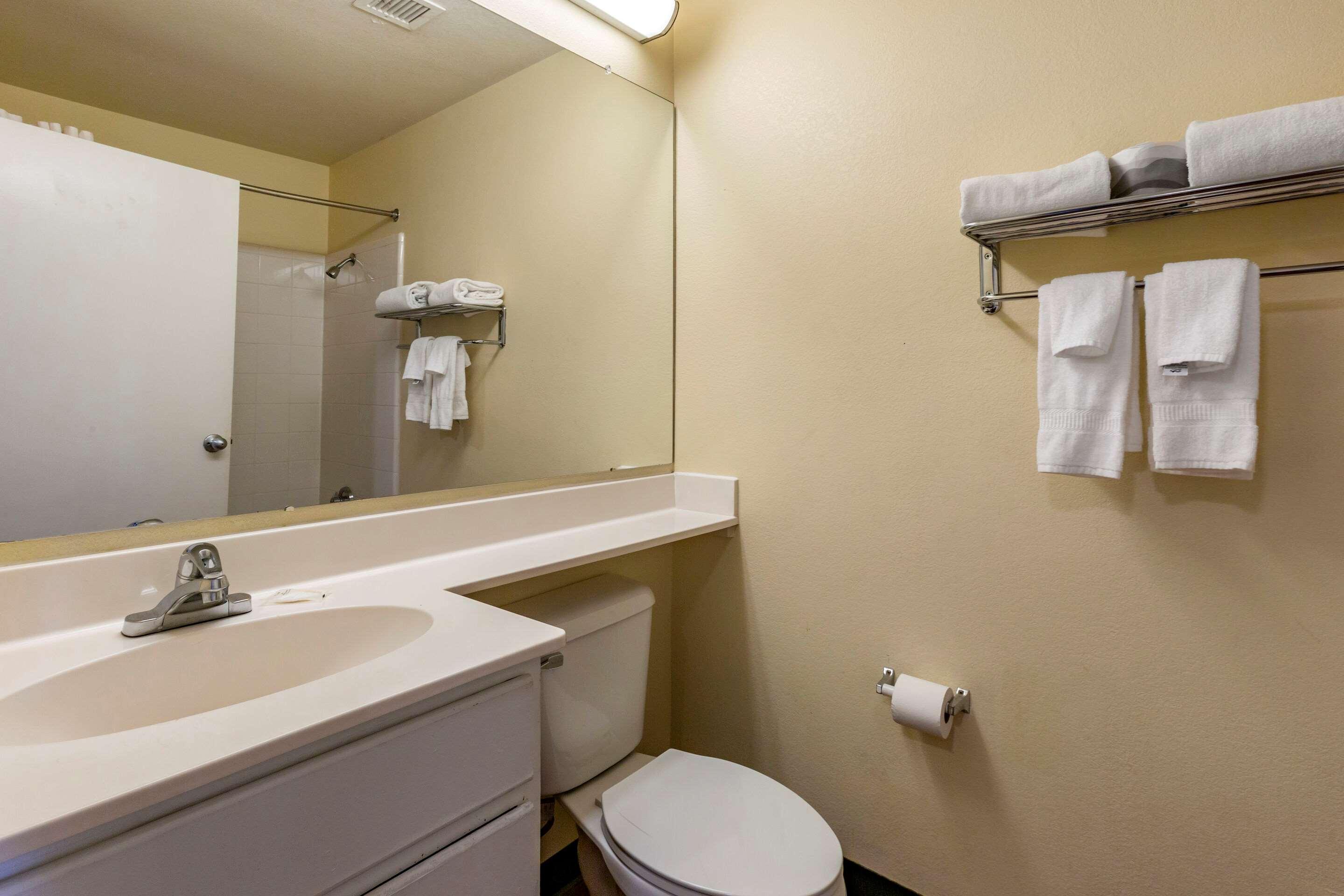 غرفة بسرير كوين، Suburban Studios Albuquerque Uptown 2/2