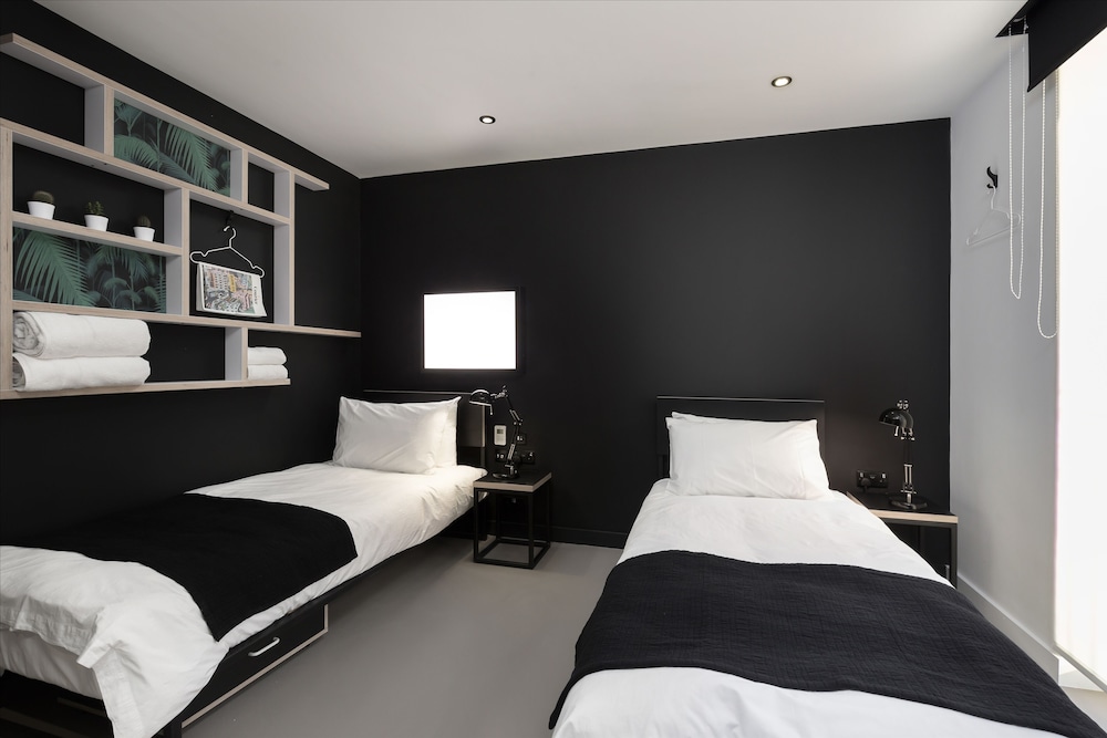 ROOM, TWIN BEDS