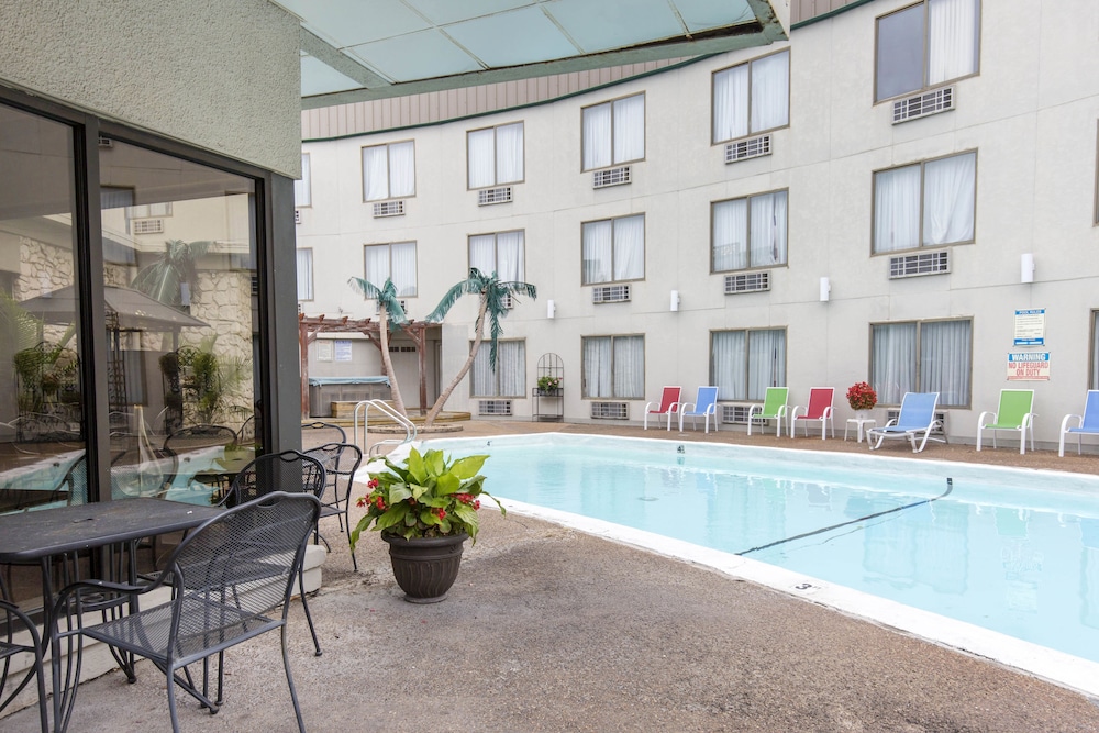 Lamplighter Inn Suites South 2/51