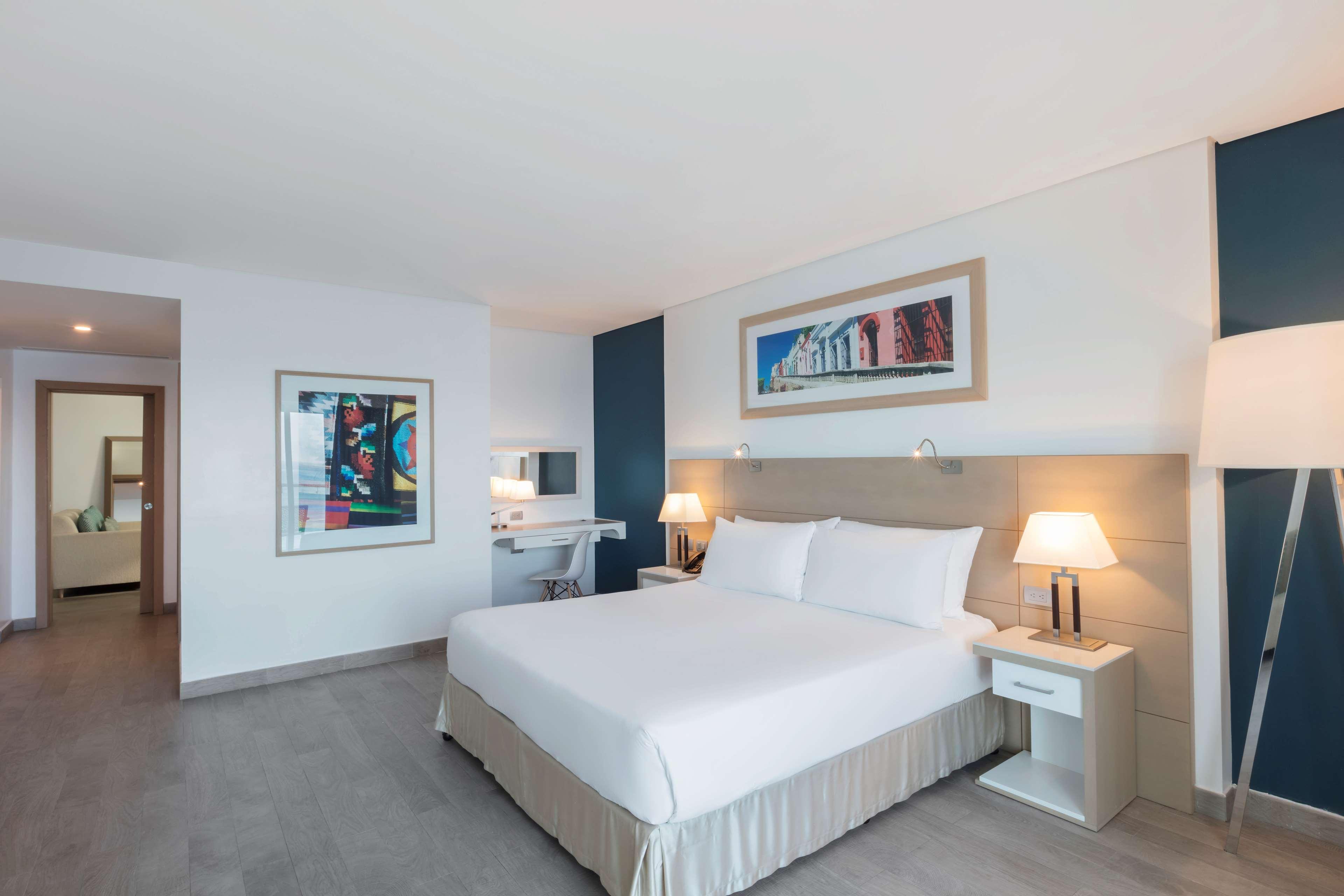 1 BEDROOM, SUITE, QUEEN BED, SOFA, LIVING AREA