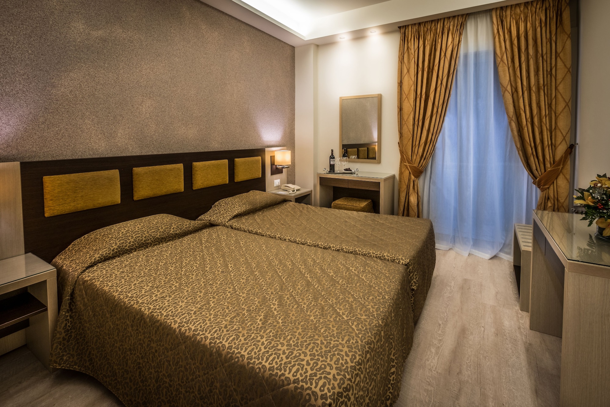 غرفة ثلاثية بثلاثة أسرّة، Rex Hotel 2/4