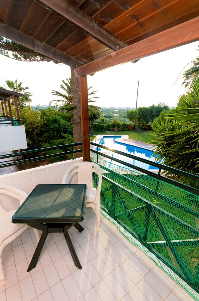 Classic Studios And Apartments 45/70
