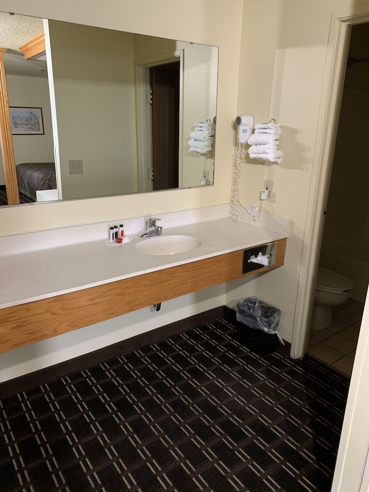 Super 8 by Wyndham Watertown WI 21/49