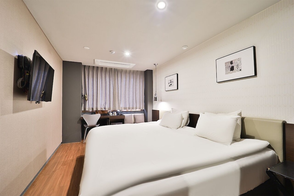 Bay Hound Hotel 25/70
