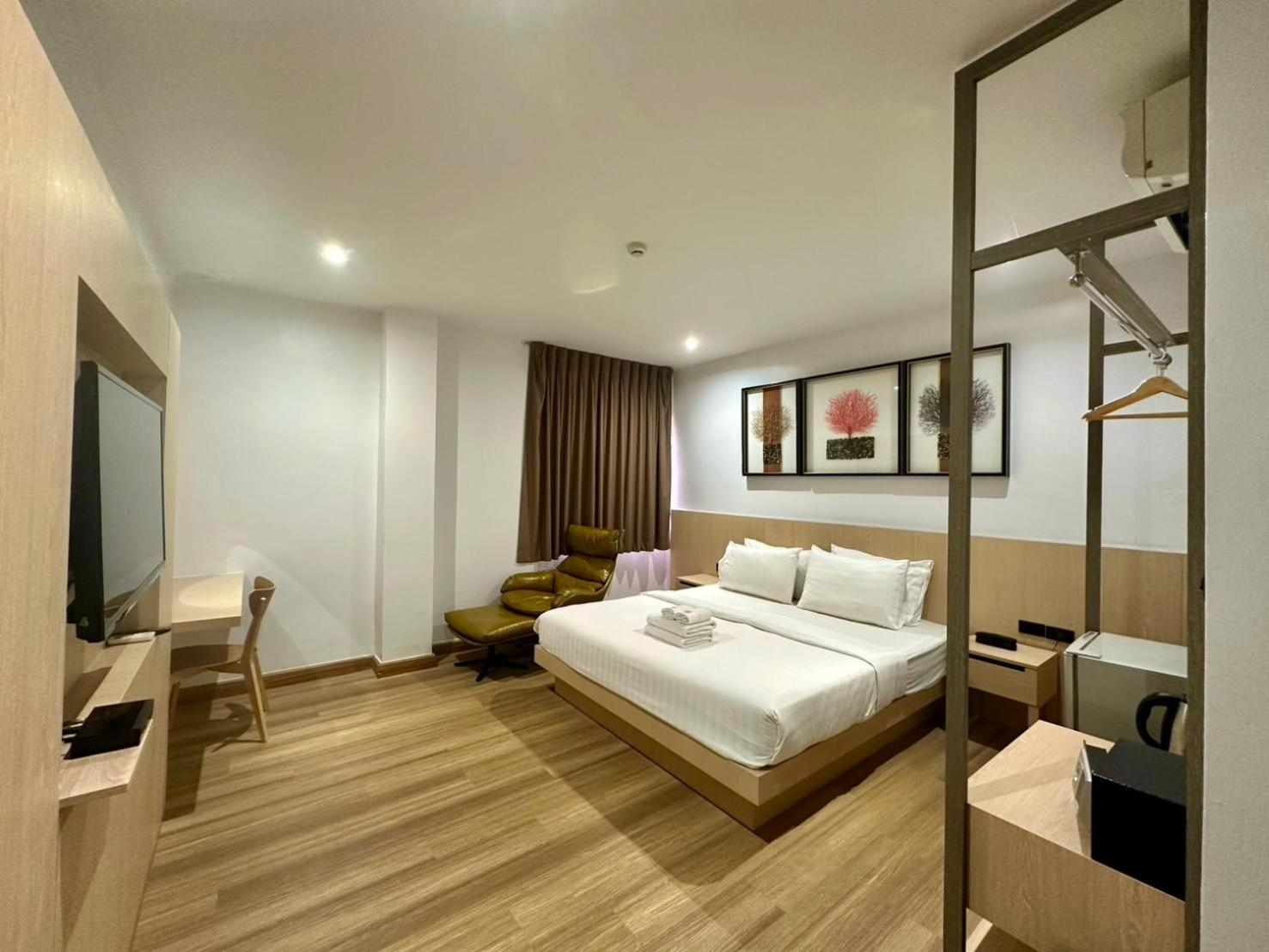 Renovated, Deluxe, Double or Twin Bed, Sofa