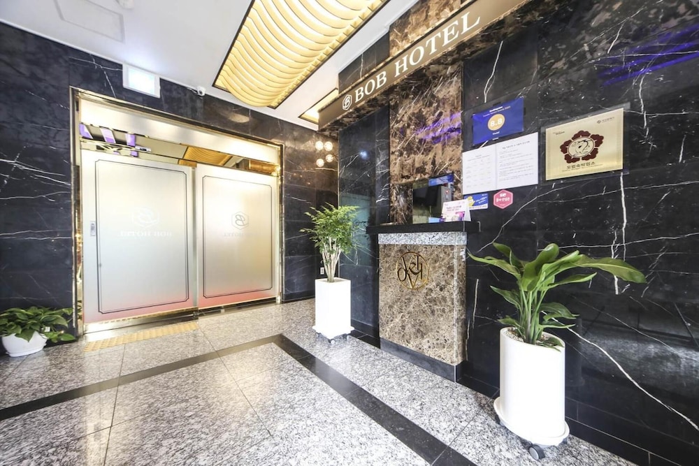 V Hotel 9/50