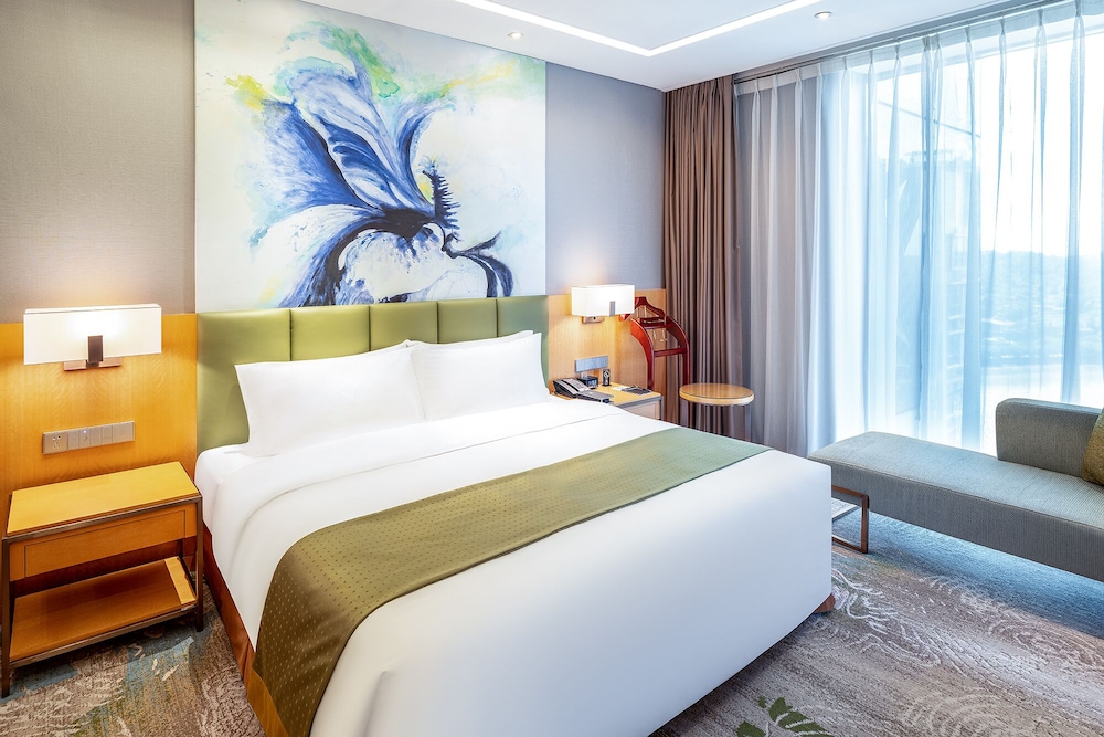 Holiday Inn Neijiang Riverside 20/81