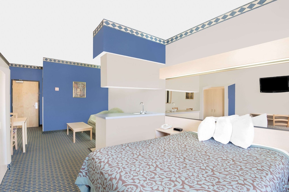 Days Inn & Suites By Wyndham Hutchinson 14/42