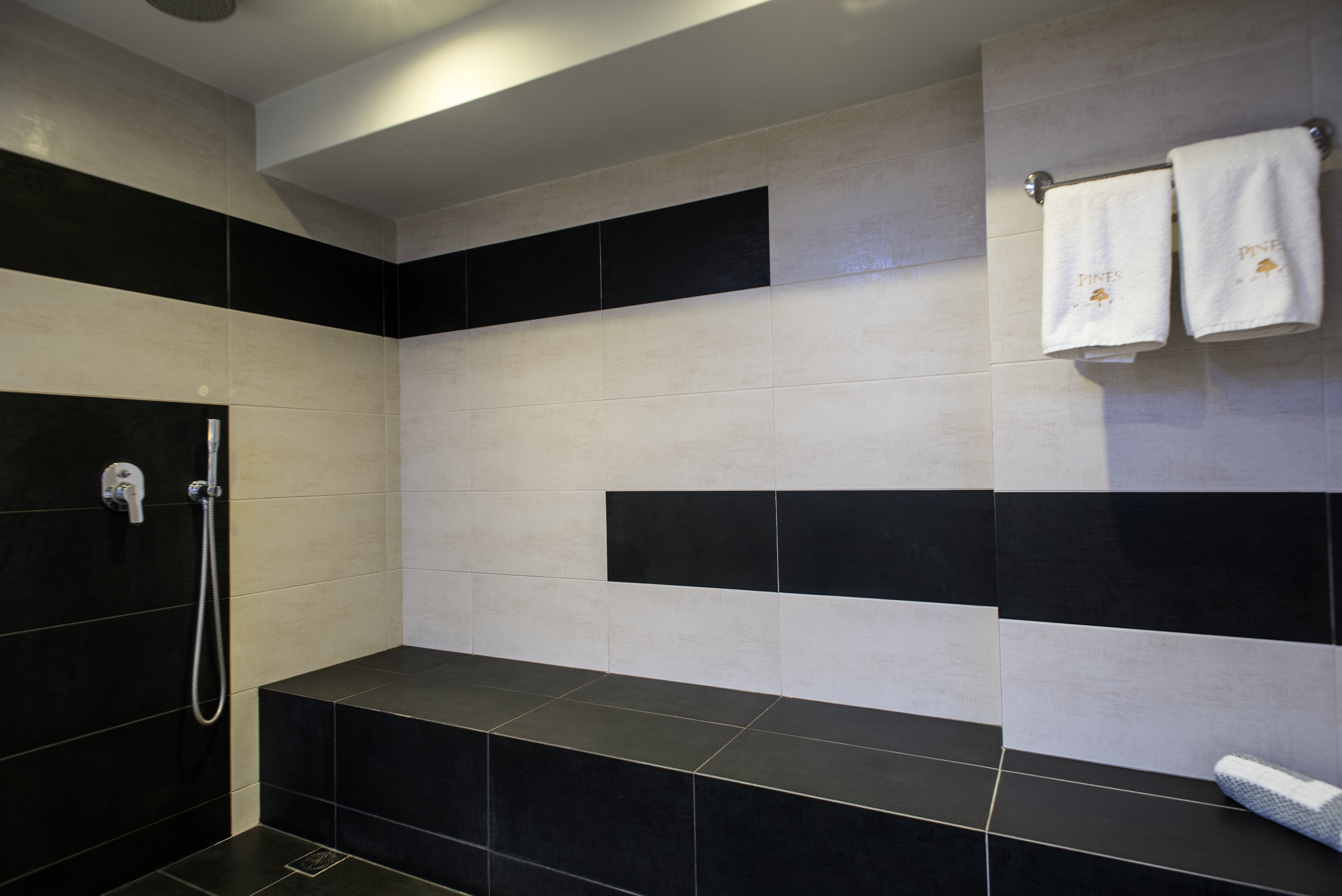 جناح بسرير كوين بشرفة، Pines Hotel - Adults Only 4/4