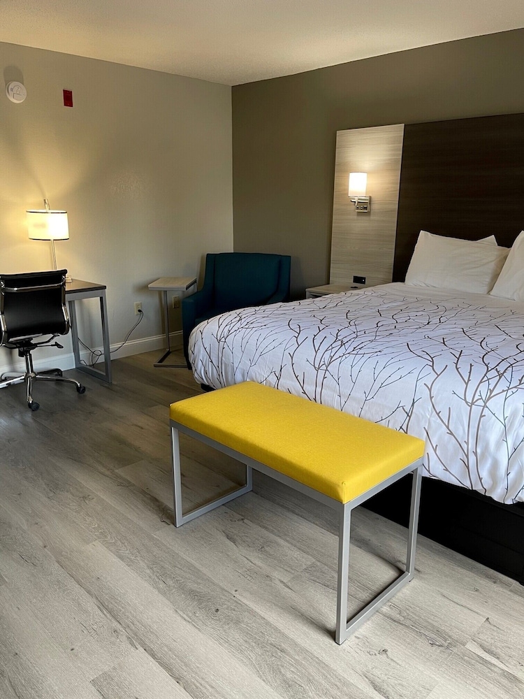 HomeTown Inn and Suites Belle Plaine 23/65