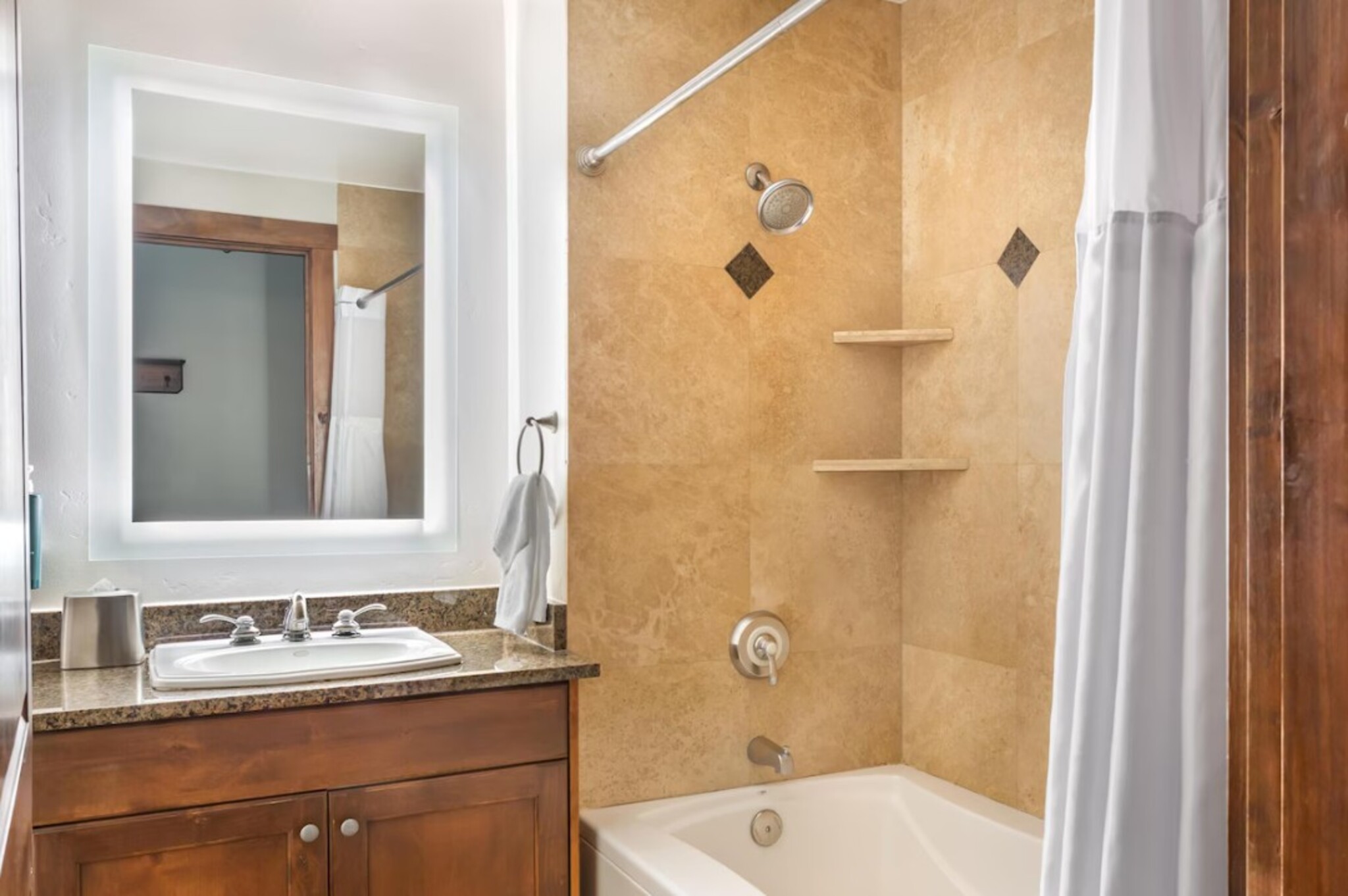 1 BEDROOM, SUITE, KING BED, BALCONY