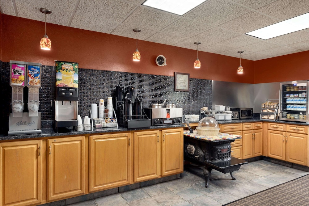Super 8 By Wyndham Eveleth 7/49