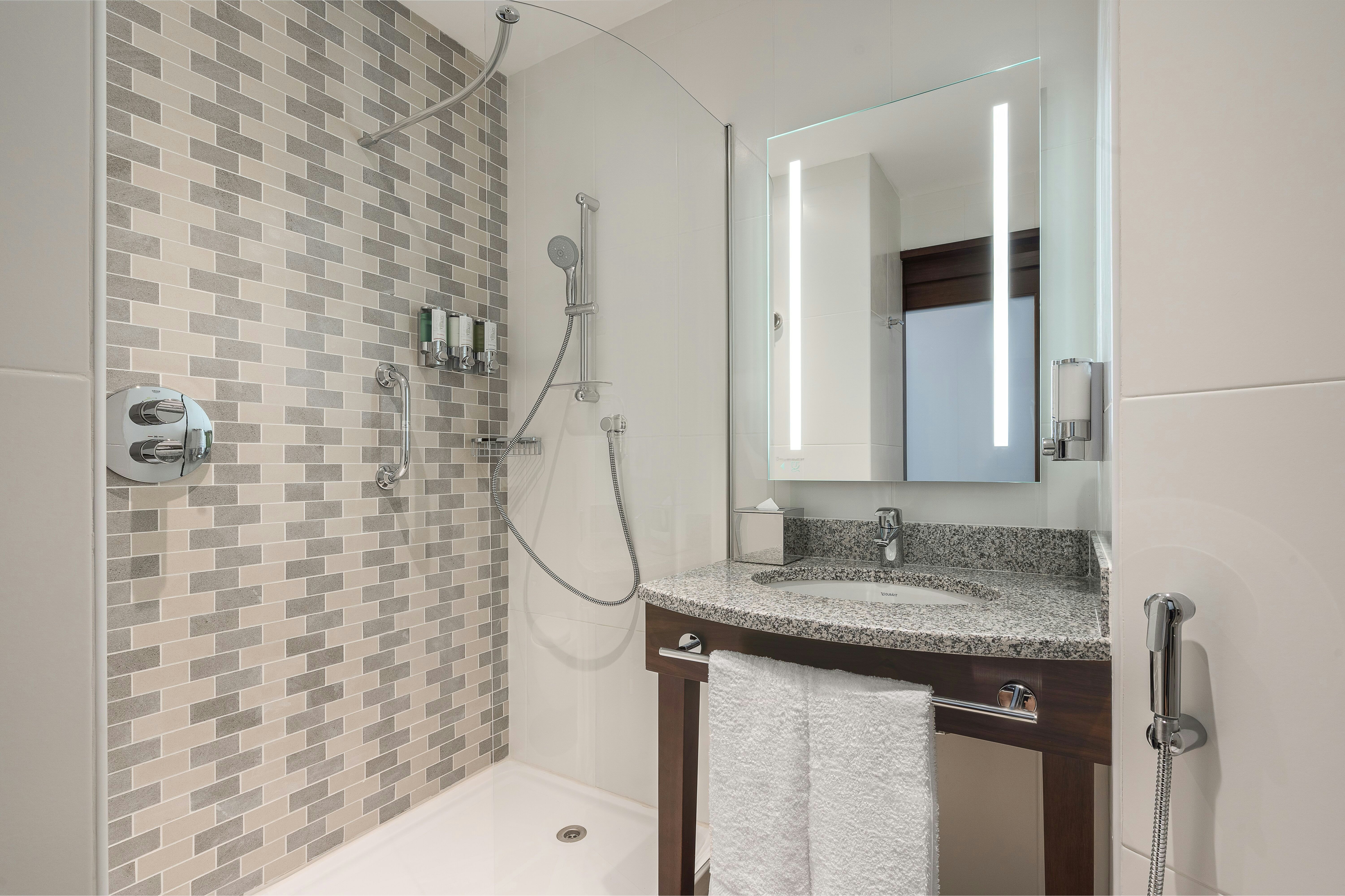 غرفة بسرير كوين مع أريكة سرير، Hampton By Hilton Dubai Al Barsha 6/6