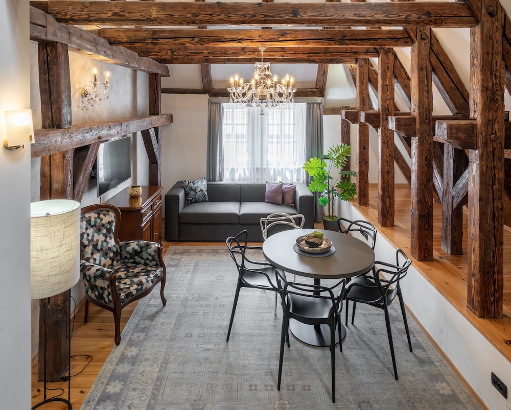 Chateau 9 Apartments by Adrez Living 26/50